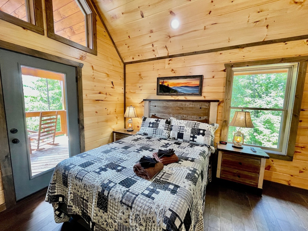 Cabin, Multiple Beds, Hot Tub, Mountain View