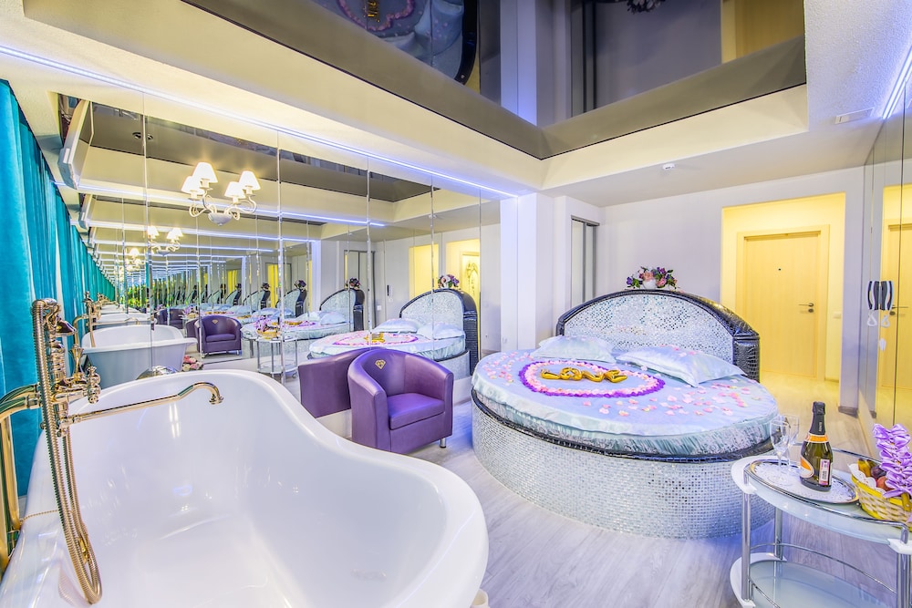 Honeymoon Suite, Bathtub