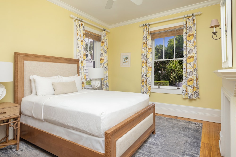 Deluxe Room, 1 Queen Bed, Mobility Accessible photo 3