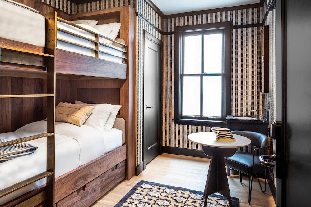 Deluxe Room, 1 Queen Bed, City View