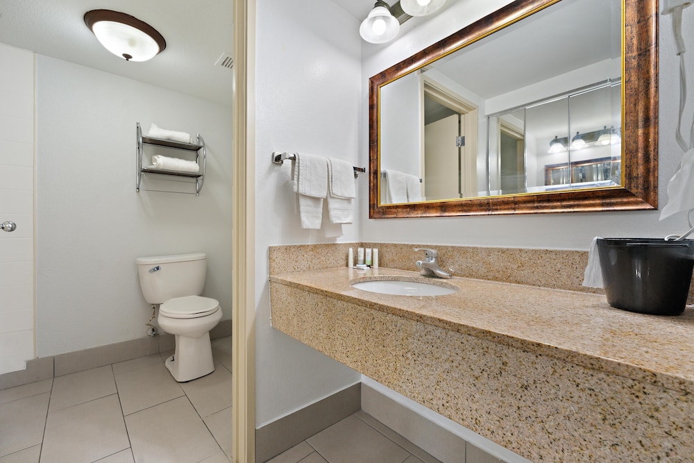 Superior Room, 2 Queen Beds - Photo 4