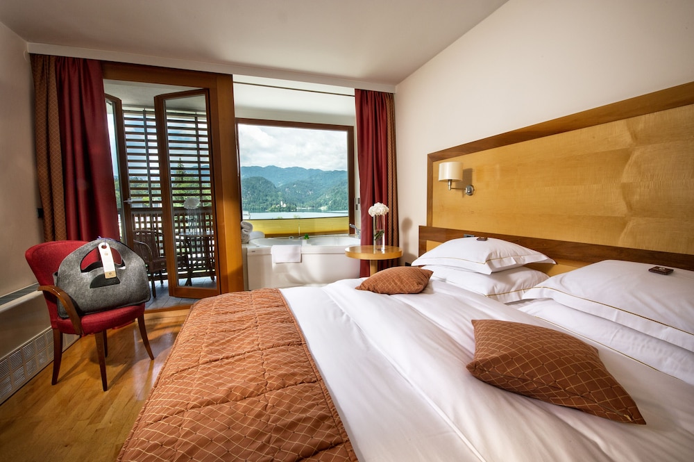 Deluxe Room, Balcony, Lake View photo 1