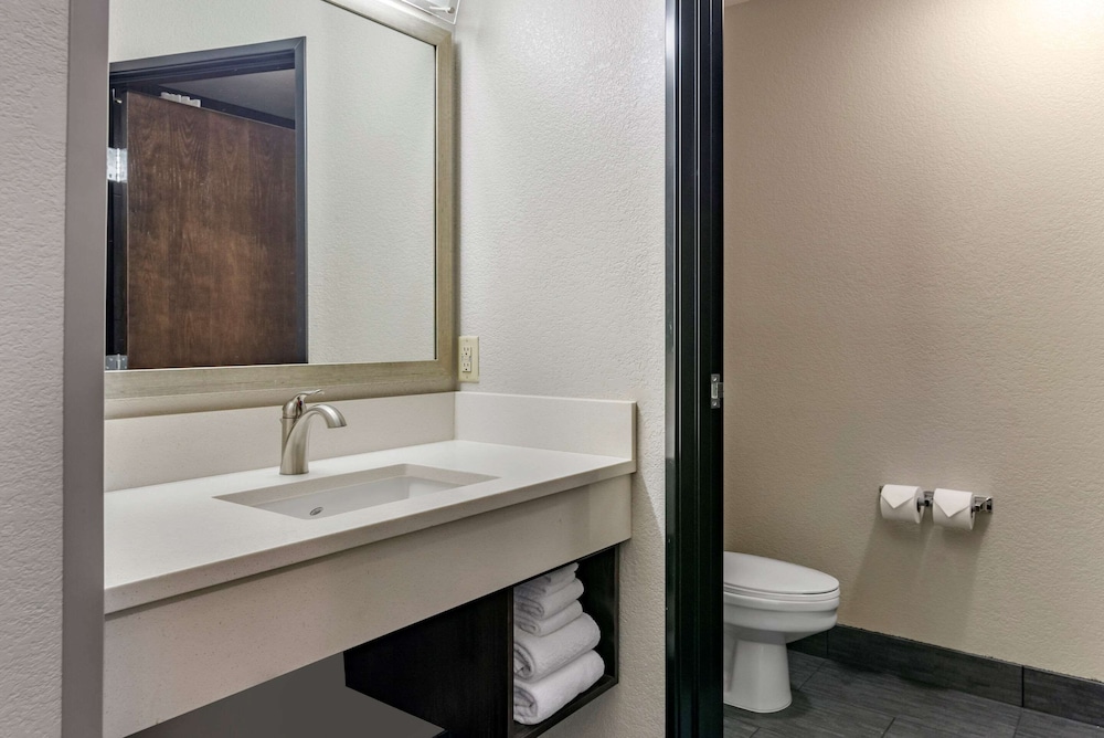 Room, Multiple Beds, Non Smoking - Photo 6