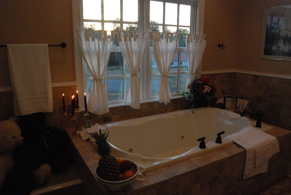 King Bed with Adjacent Private Jacuzzi Room, Overlooking Pastures photo 3