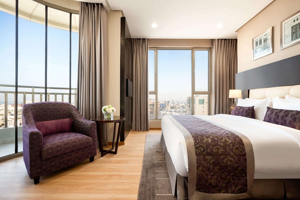 Club Suite, 1 King Bed, Smoking