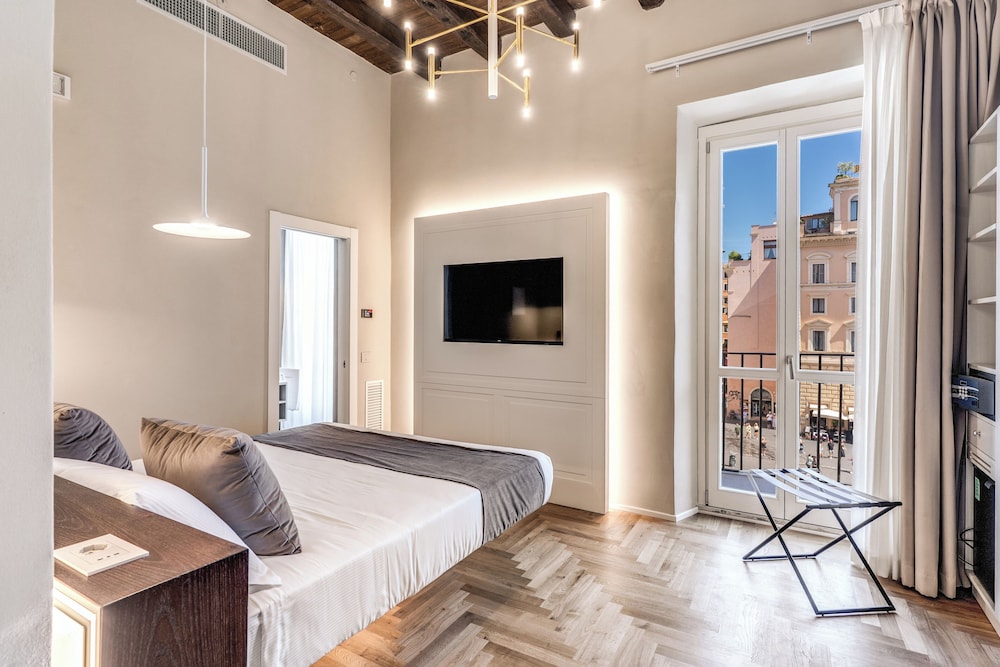Double room with balcony and Pantheon view on the third floor in the separate building photo 3