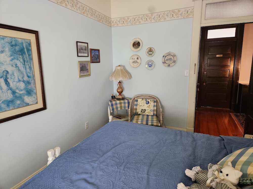 Basic Room, 1 King Bed photo 3