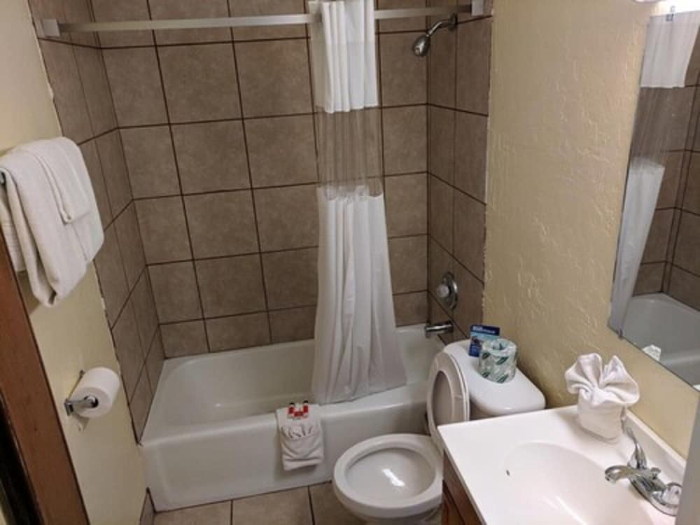 Room, 2 Queen Beds, Non Smoking - Photo 9