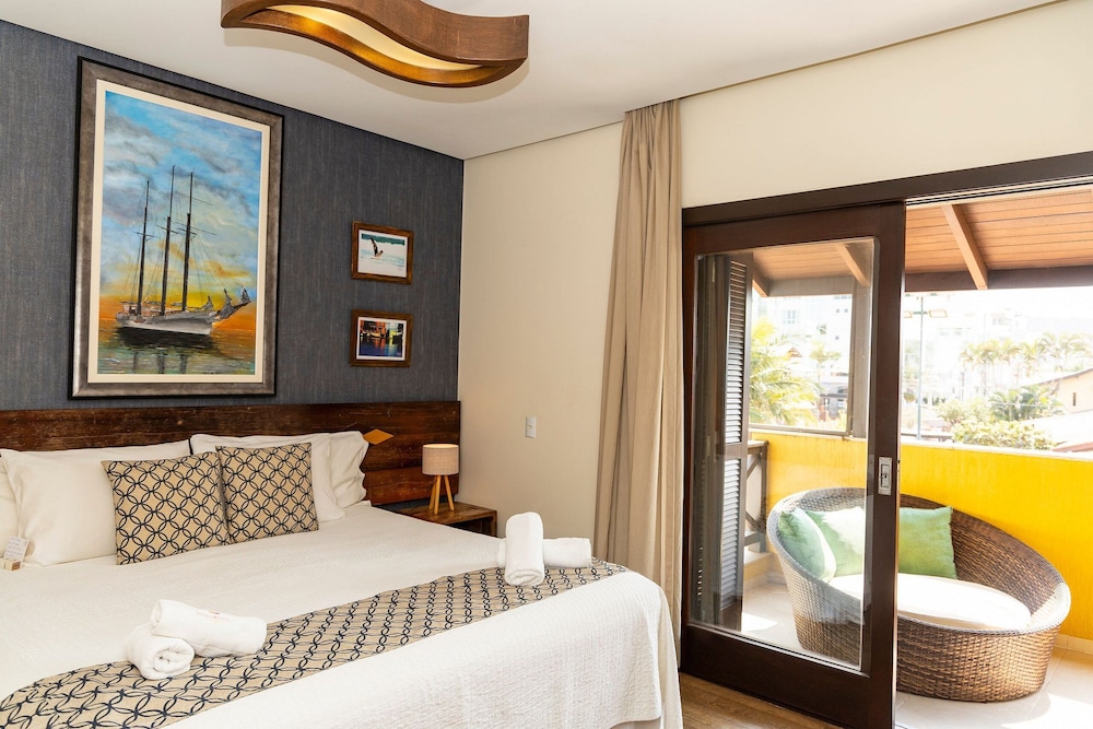 Deluxe Suite, 1 King Bed, Air conditioning, Partial Sea View photo 1