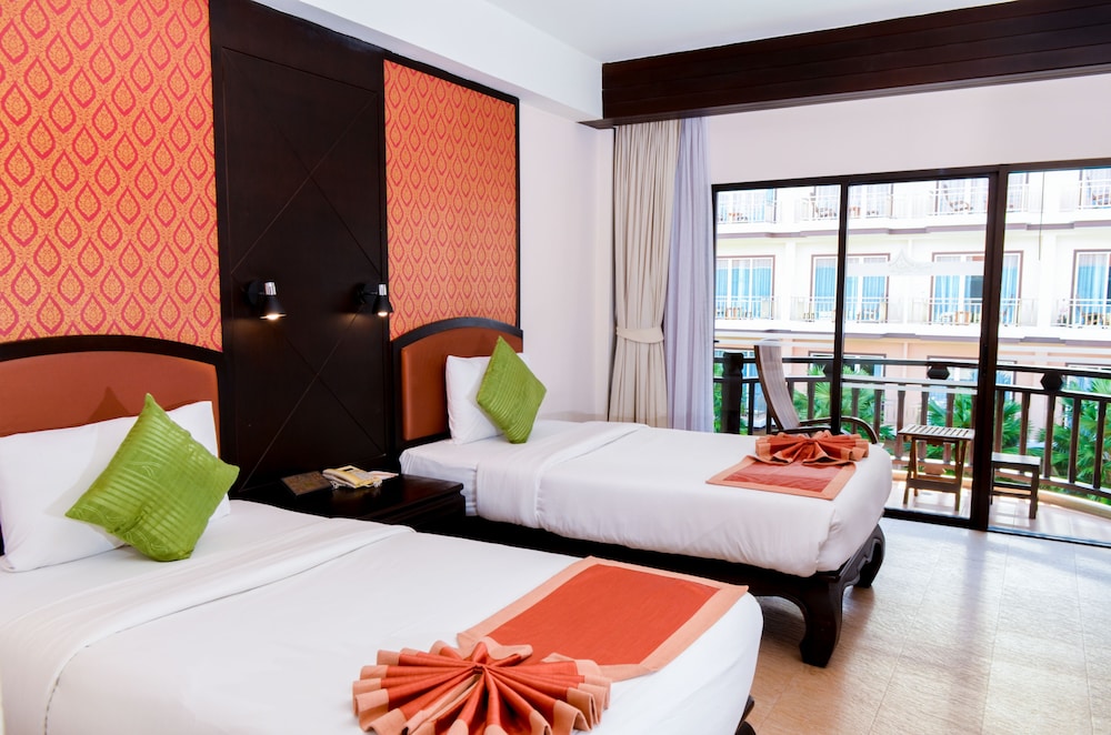 Deluxe Room, Pool View - Photo 4