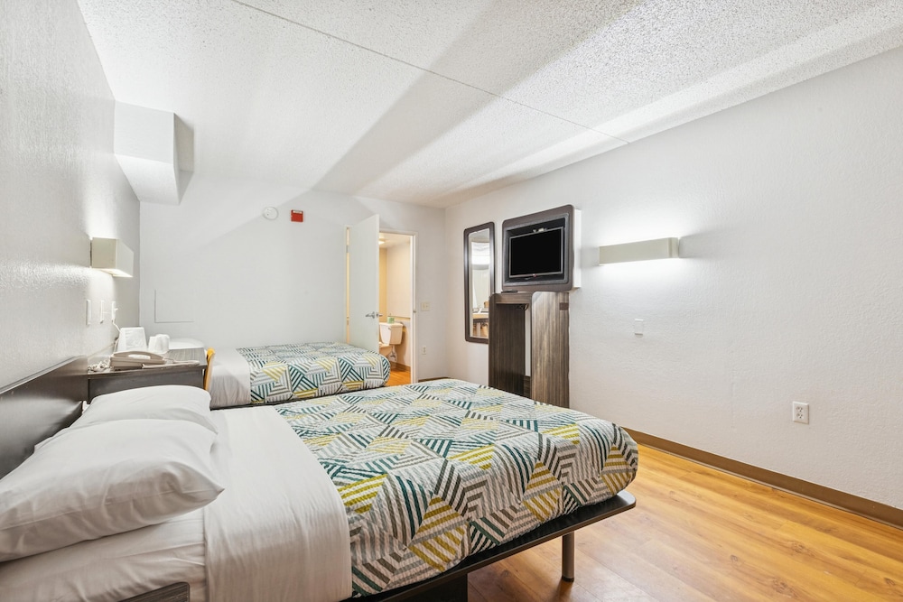 Standard Room, 2 Queen Beds, Non Smoking photo 2