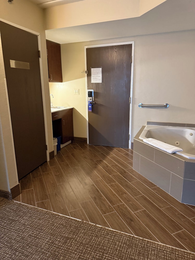 Standard Room, 1 King Bed, Non Smoking, Hot Tub, photo 6