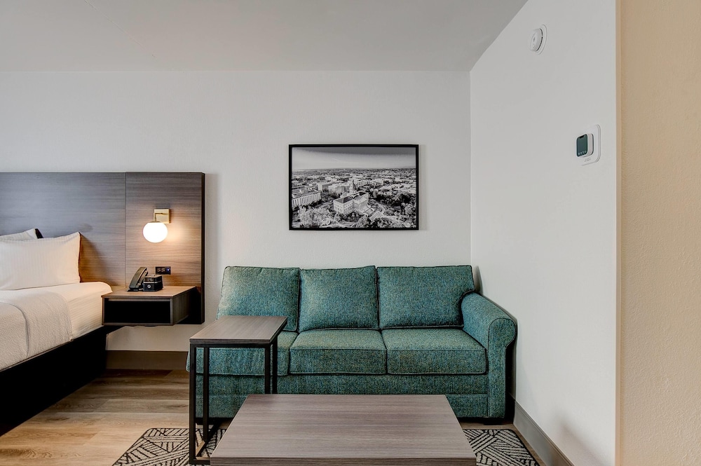 Junior Suite, 1 King Bed, Non Smoking photo 2