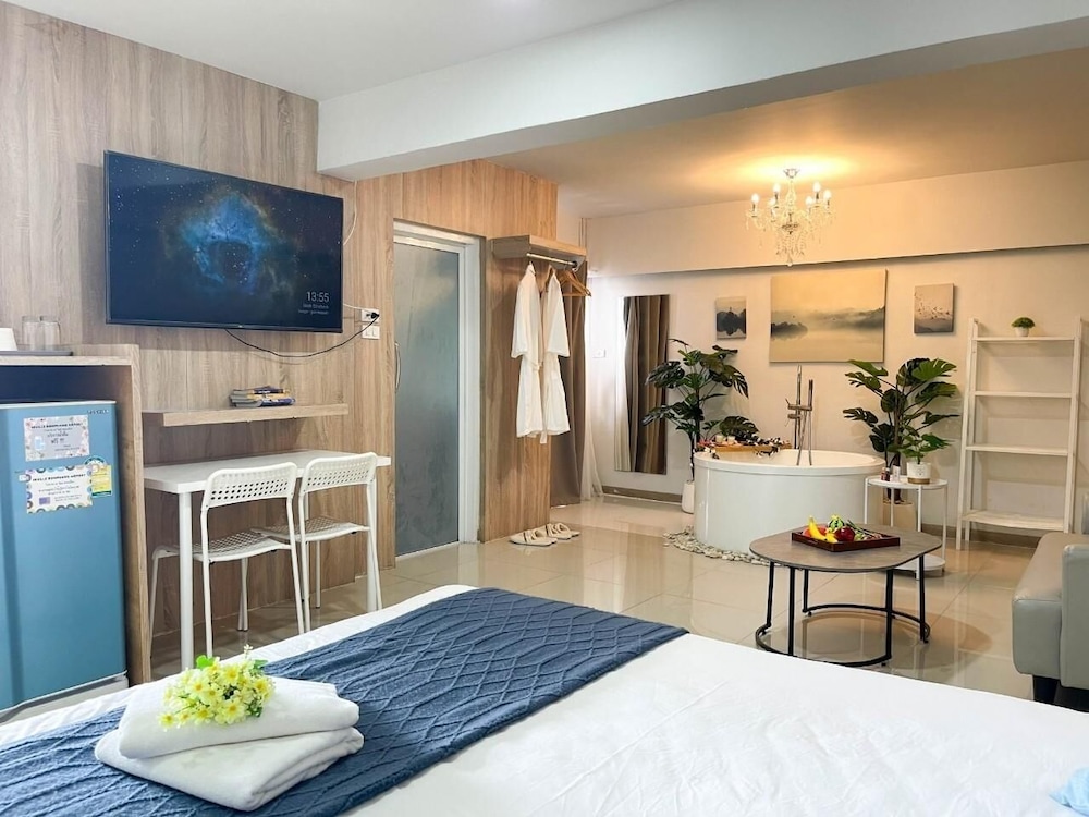Premium Room, 1 King Bed, Non Smoking, Bathtub