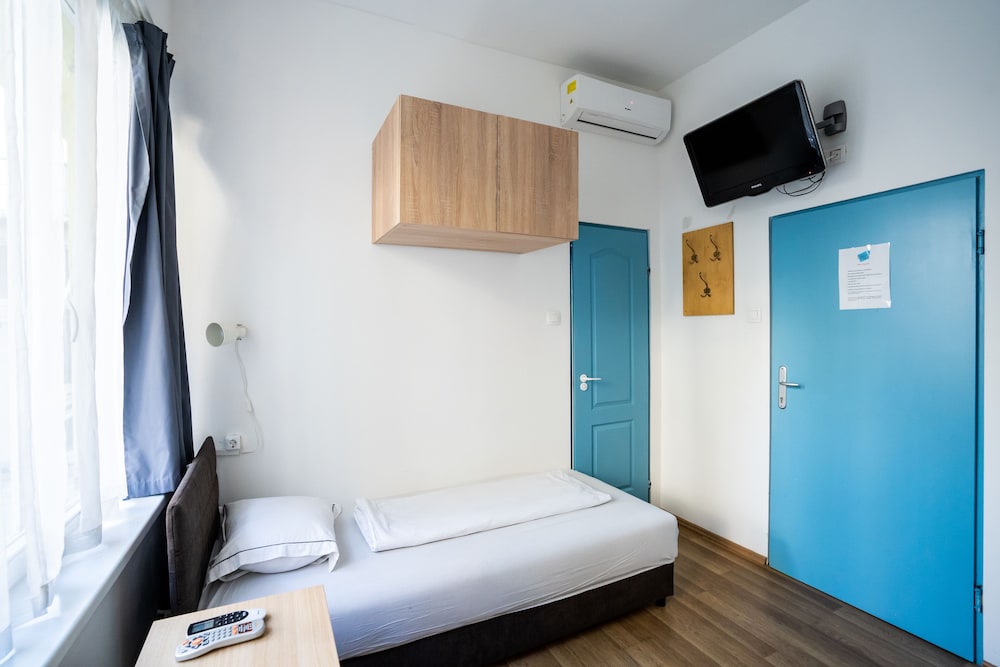 Twin Room, Private Bathroom thumbnail 5