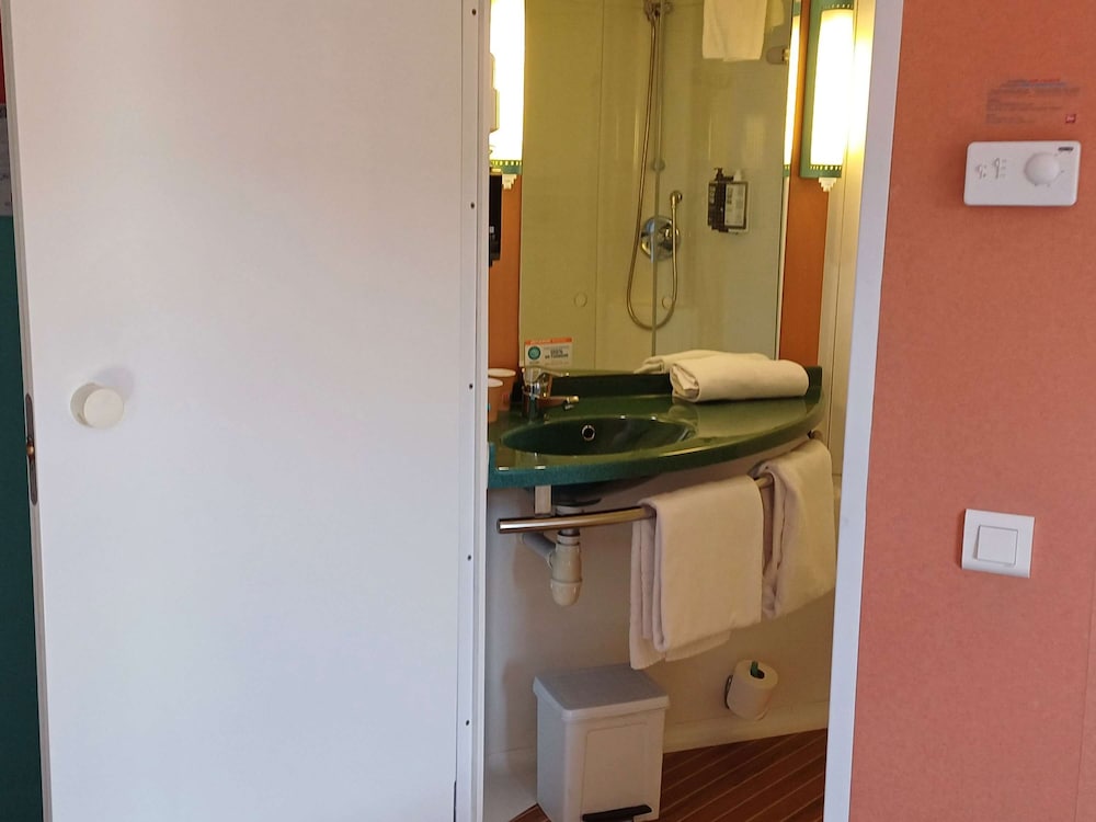 Standard Room, Multiple Beds - Photo 6