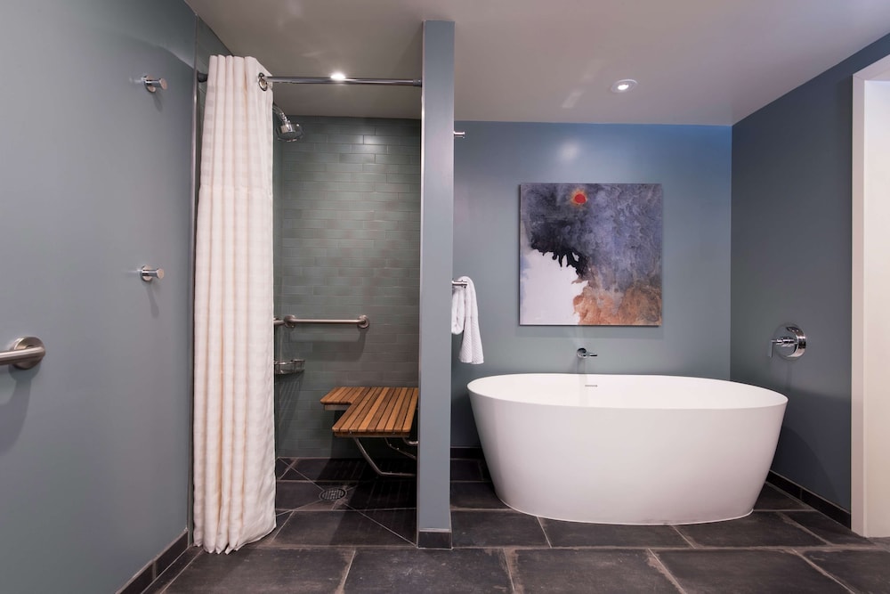 3 Bedroom Ph Partial Ocean view Suite hearing accessible 3x3 Shower