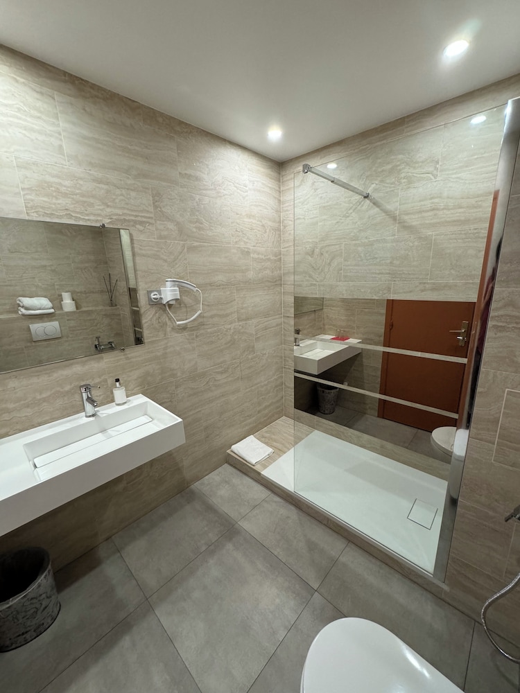 Classic Twin Room - Photo 3