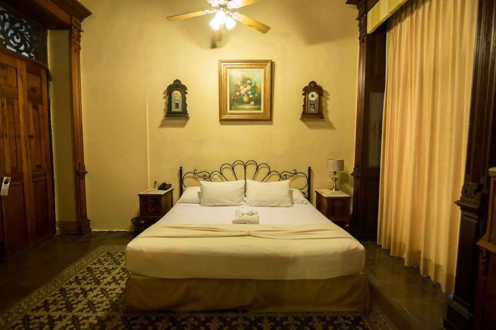 Standard Room, 1 King Bed photo 2