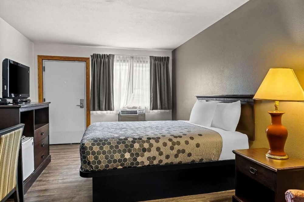 Standard Room, 1 King Bed, Accessible Bathtub, Non Smoking photo 2