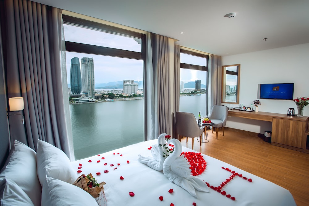 Glamour Riverfront Room