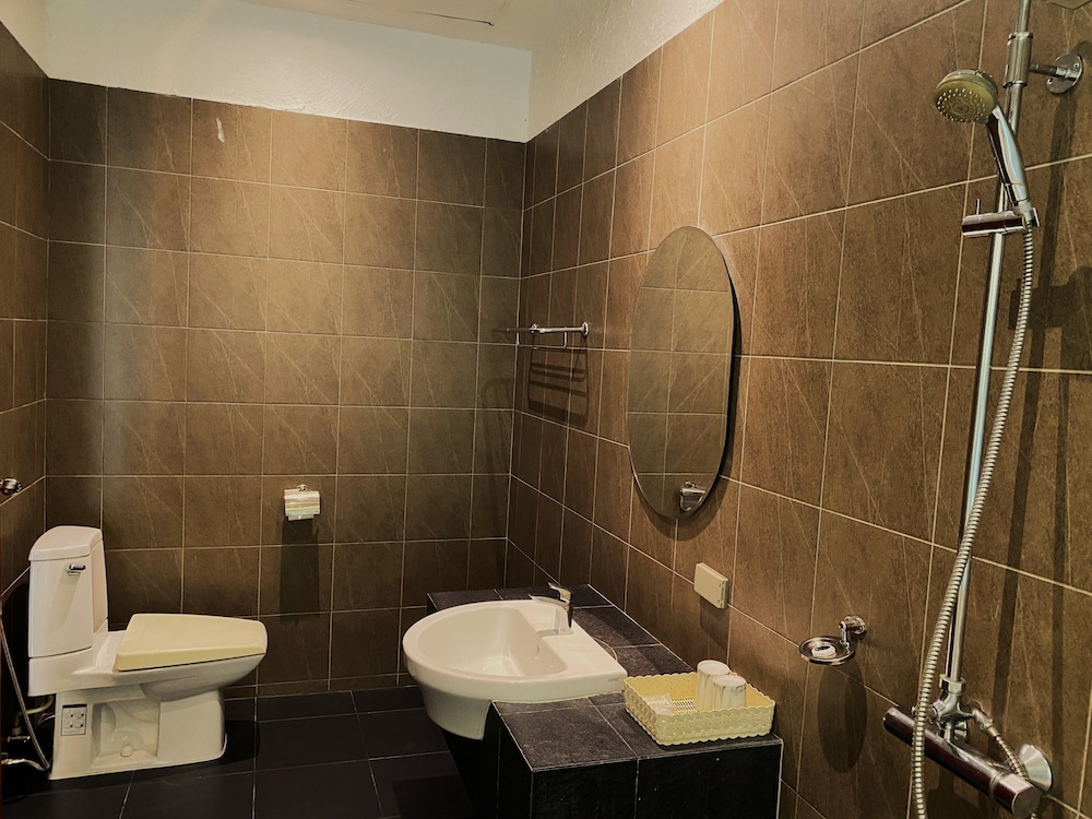 Executive Deluxe Room With Pool View - Photo 14