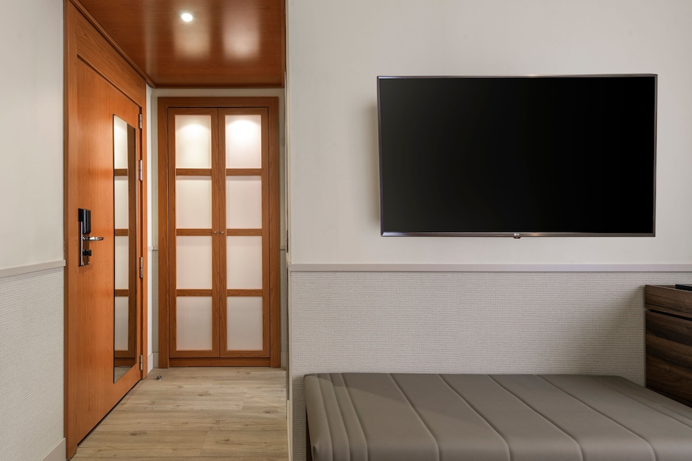 Standard Room, 1 Queen Bed thumbnail 6