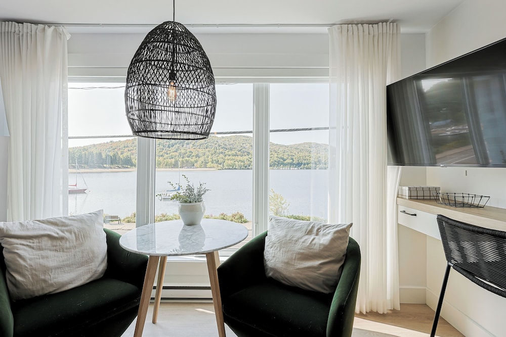 Design Studio, 1 King Bed, Kitchen, Lake View photo 2