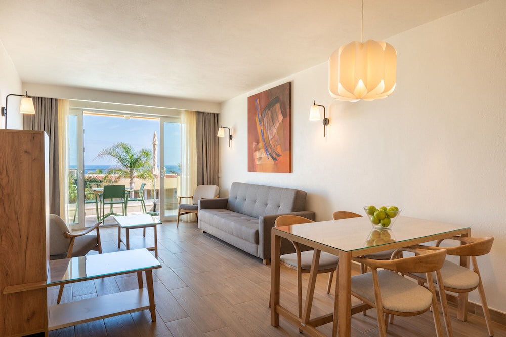 Family Apartment, Balcony, Sea View - Photo 1