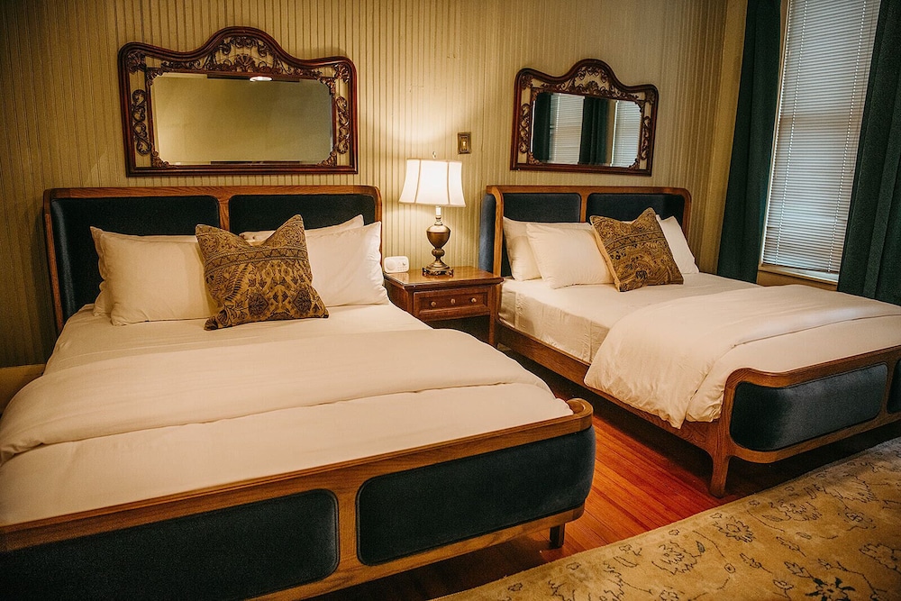 Family Single Room, 2 Queen Beds