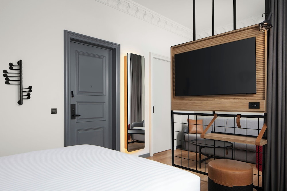 Room, 1 Queen Bed with Sofa bed, City View