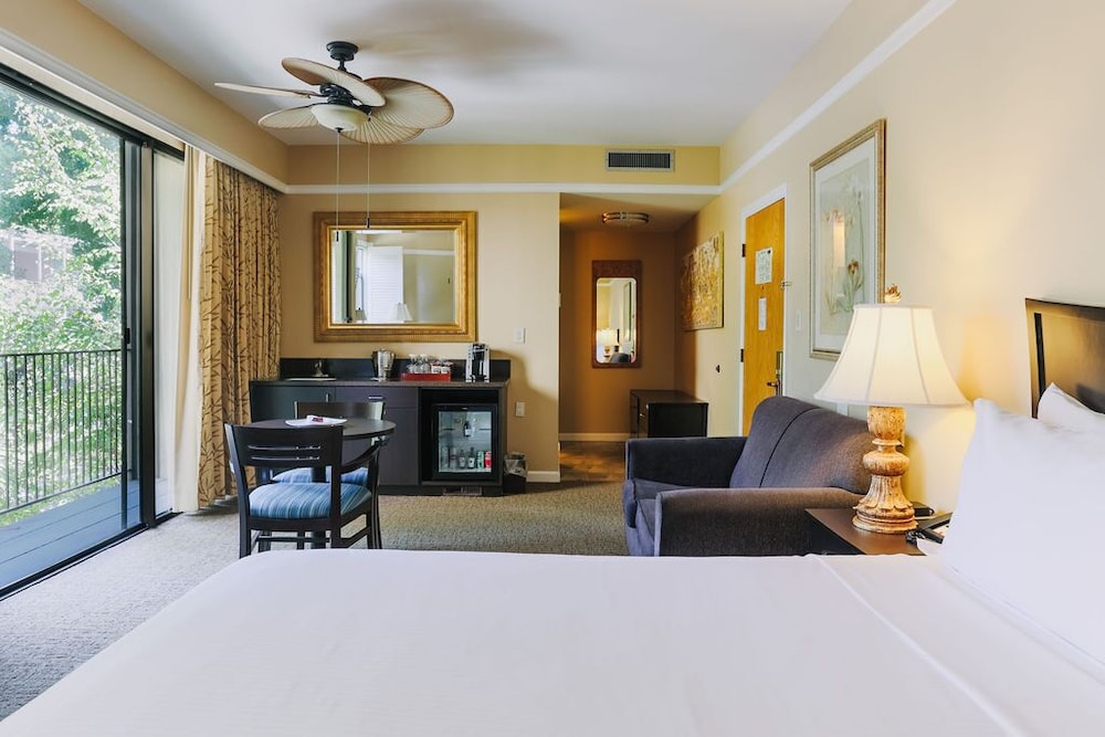 Deluxe Room, 1 King Bed - Photo 1