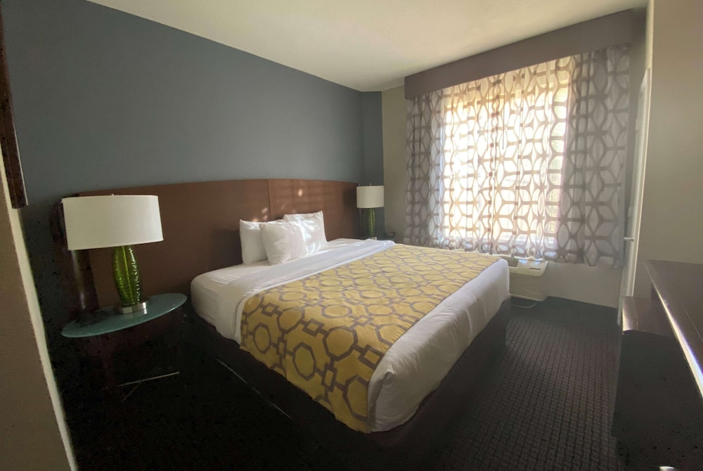 Room, 1 Queen Bed, Accessible, Non Smoking (Mobility with Bathtub Grab Bars) photo 1