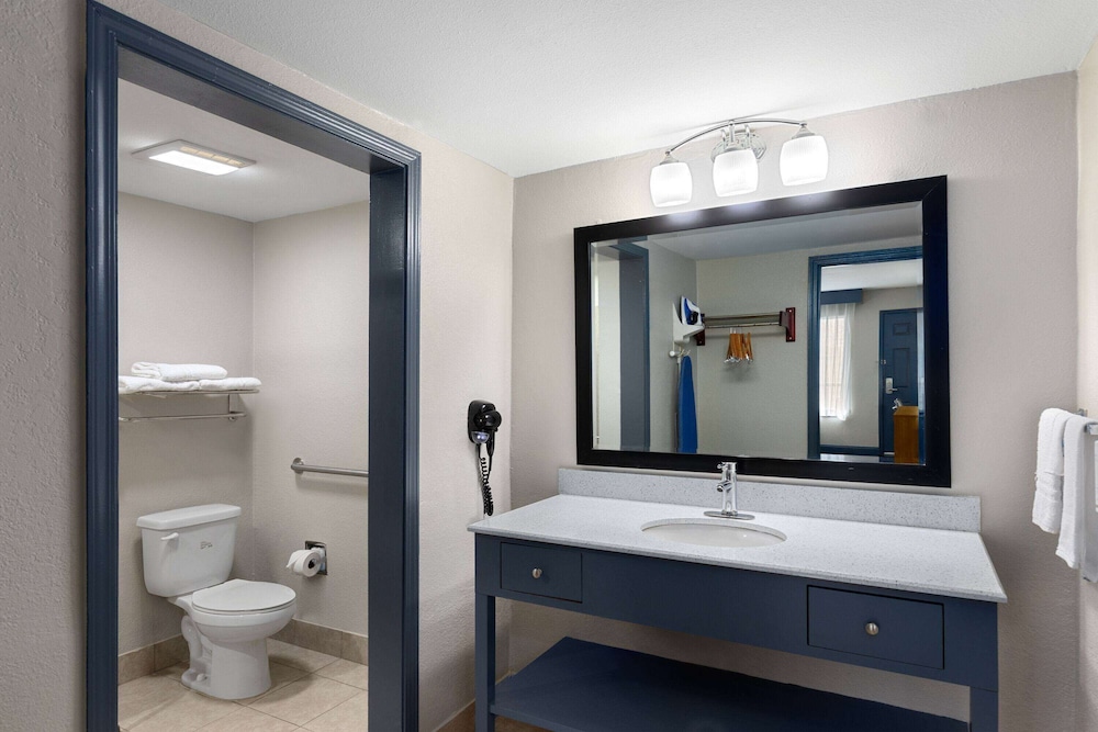 Room, 1 King Bed, Accessible - Photo 4