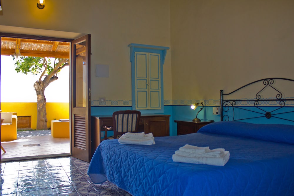 Double or Twin Room, Terrace, Partial Sea View photo 2
