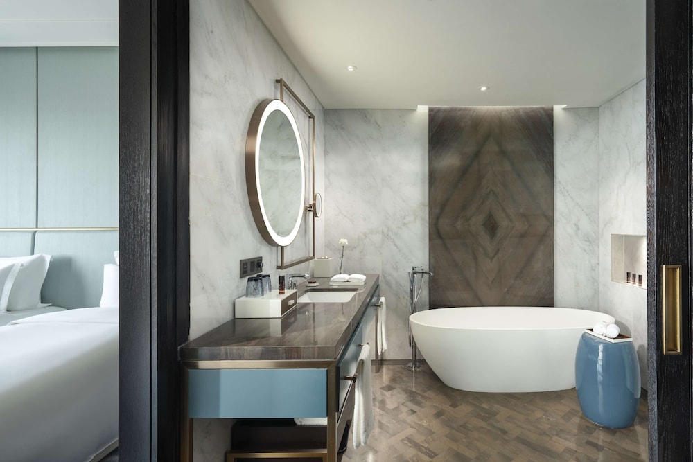 Room, 2 Twin Beds, City View