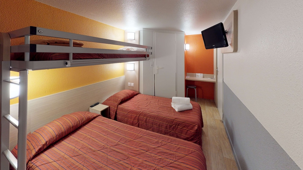 Standard Room, 3 Twin Beds photo 3