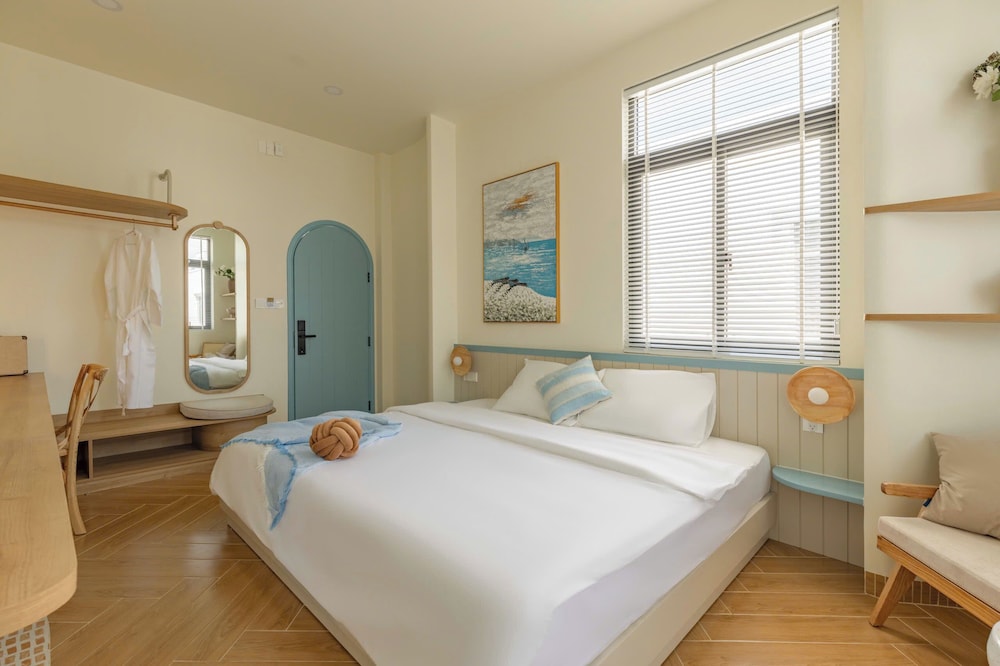 Deluxe Room, 1 King Bed, City View