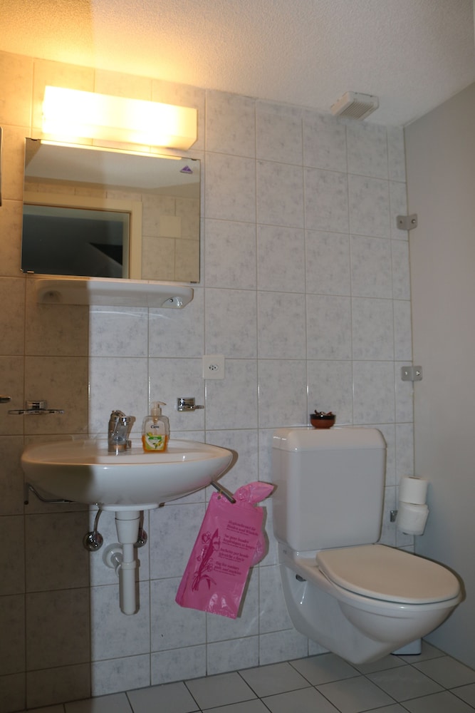 Twin Room, 2 Twin Beds, Shared Bathroom photo 3