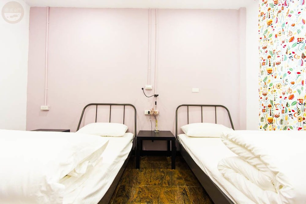 Classic Twin Room, 2 Twin Beds photo 3