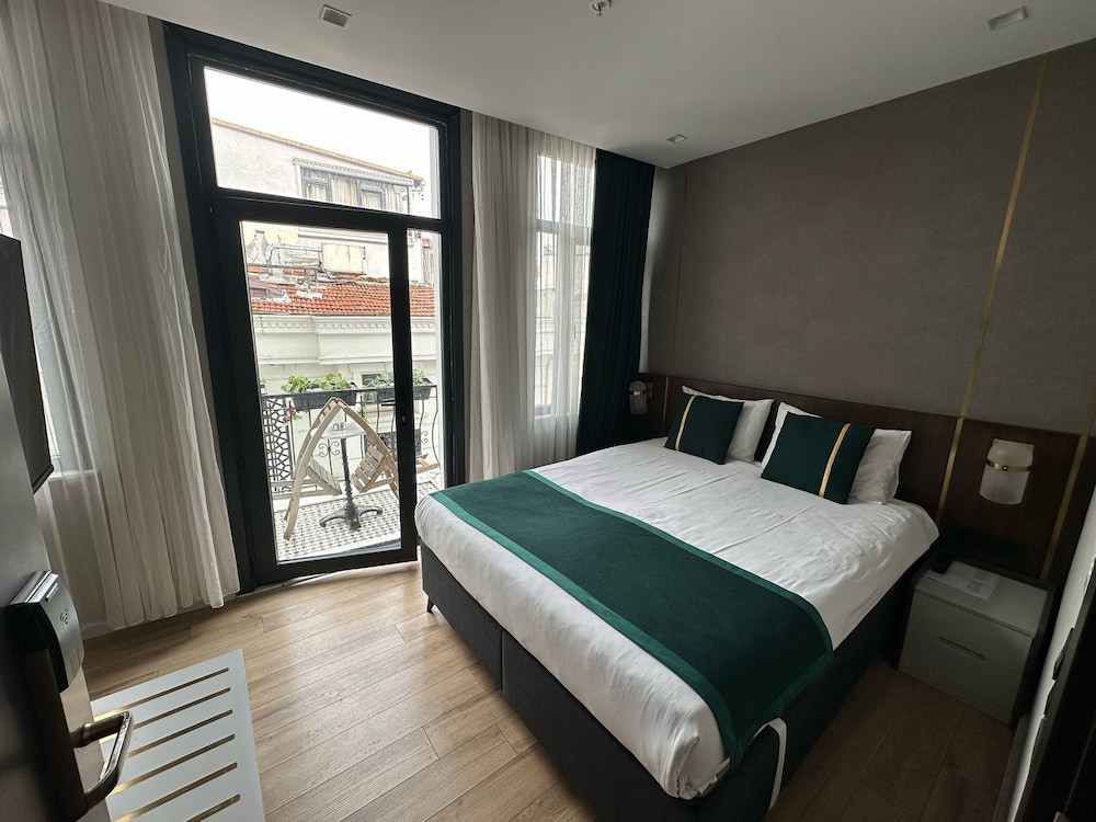 Room with balcony photo 1