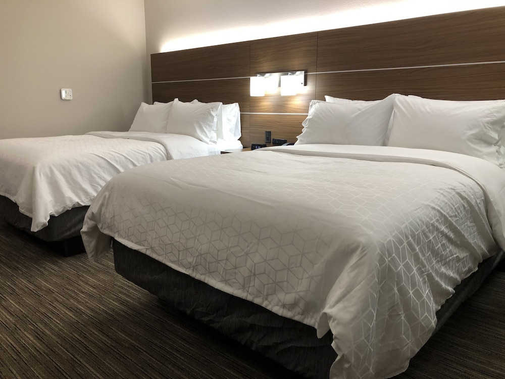 Suite, 2 Queen Beds (Communications)