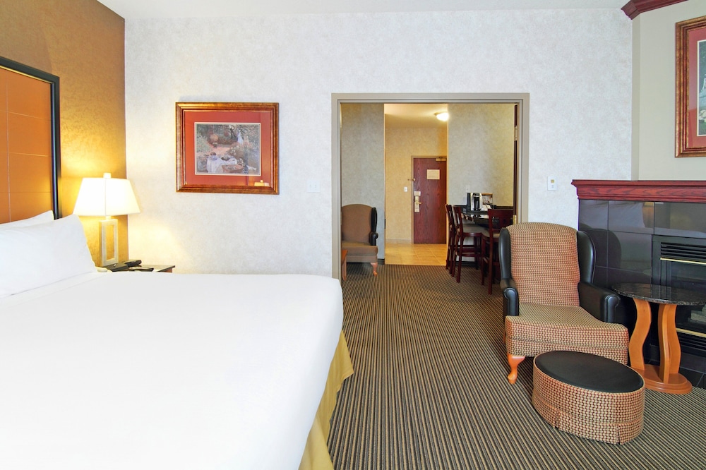 Suite, 1 King Bed, Fireplace - Photo 1