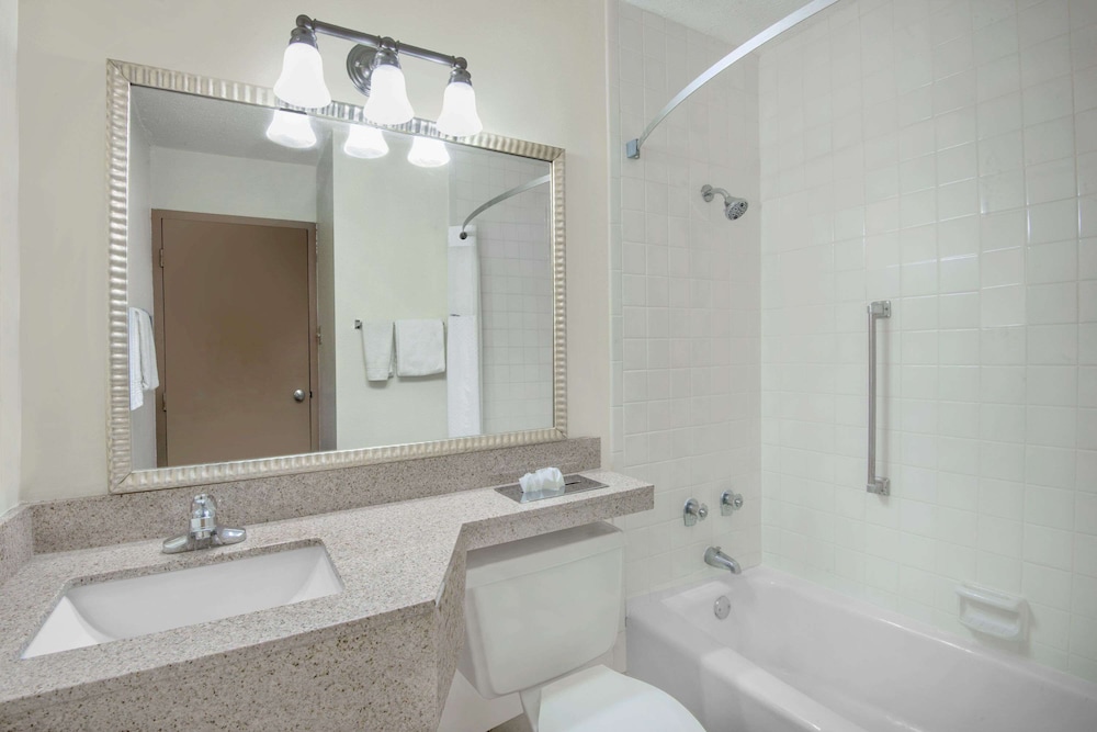 Room, 2 Queen Beds, Accessible - Photo 4