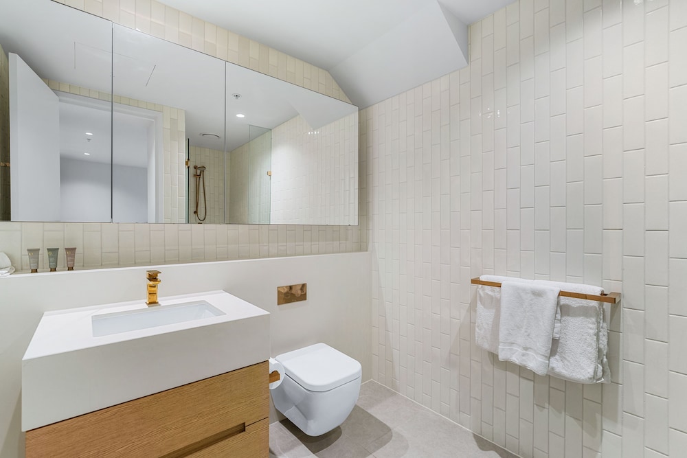 2 Bedroom 2 Bathroom Split Level Apartment - Photo 4