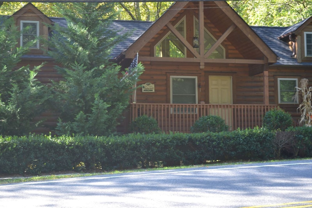 Luxury Cabin, 2 Bedrooms, River View, Mountainside photo 3