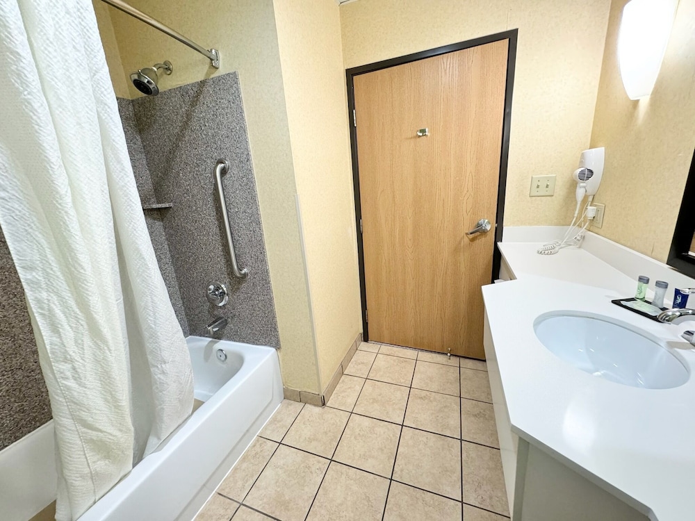 Basic Room, 1 King Bed - Photo 2