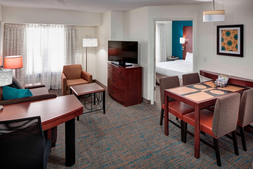 Suite, 2 Bedrooms (Mobility/Hearing Access, Roll-In Shwr)