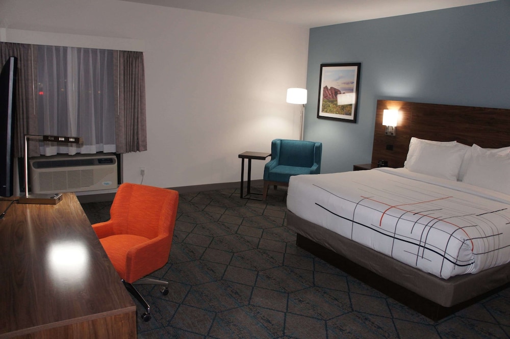 Suite, 1 King Bed, Non Smoking - Photo 5