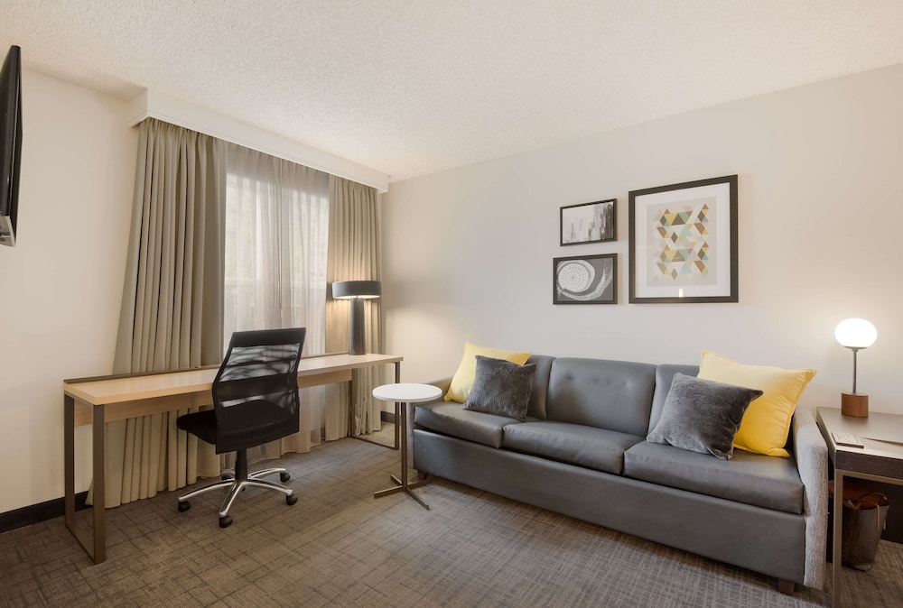 Room, 1 Queen Bed with Sofa bed, Accessible (Mobility/Hearing Roll in Shower) photo 2